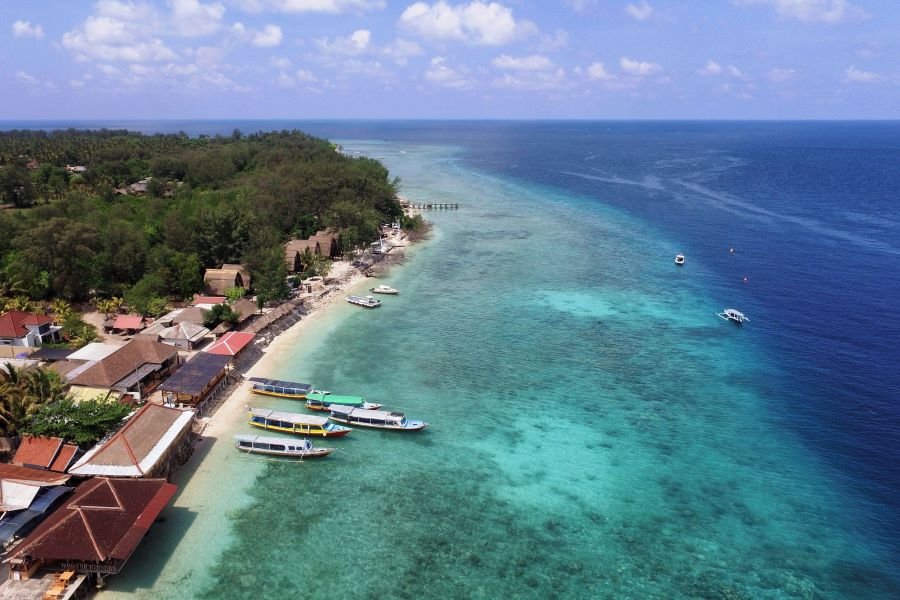 Gili Meno November